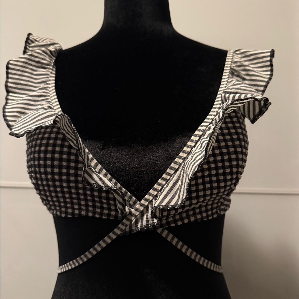 💸CLEARANCE 4/$15💸 Arie Black and White Ruffled Bathing Suit Top - Picture 1 of 5